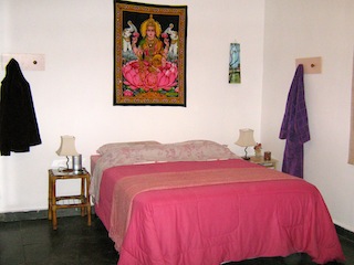 Quarto com os cabideiros
